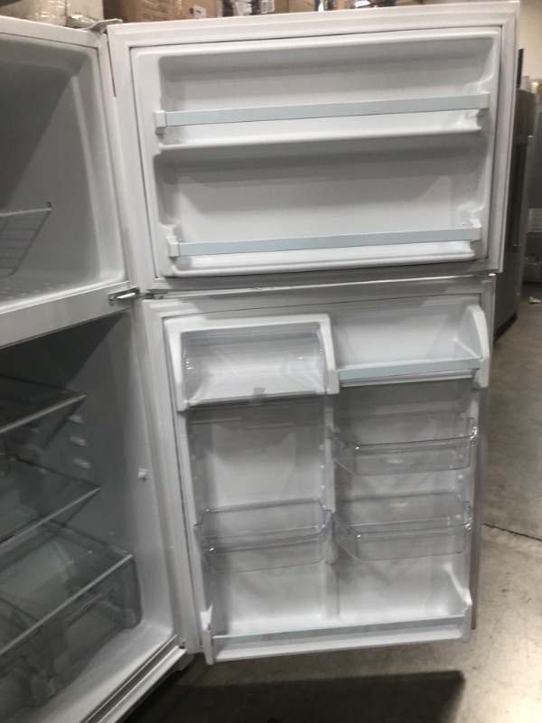 Photo 6 of Whirlpool 20.5-cu ft Top-Freezer Refrigerator (White)