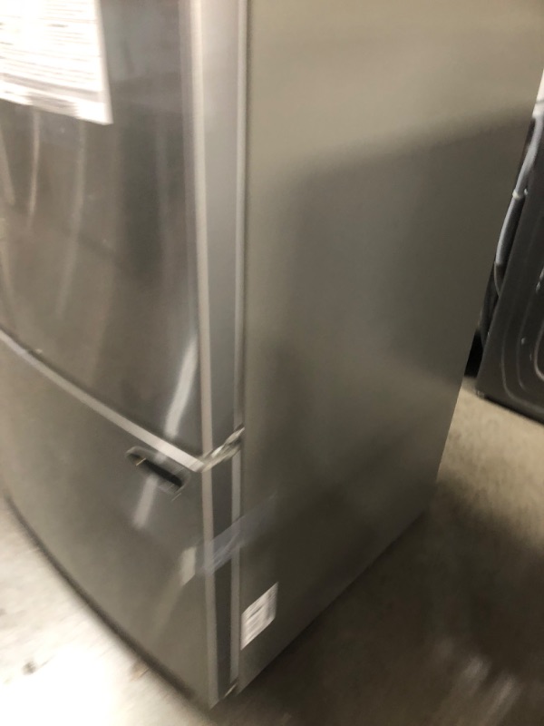 Photo 8 of LG 28.7-cu ft French Door Refrigerator with Ice Maker (Stainless Steel) ENERGY STAR