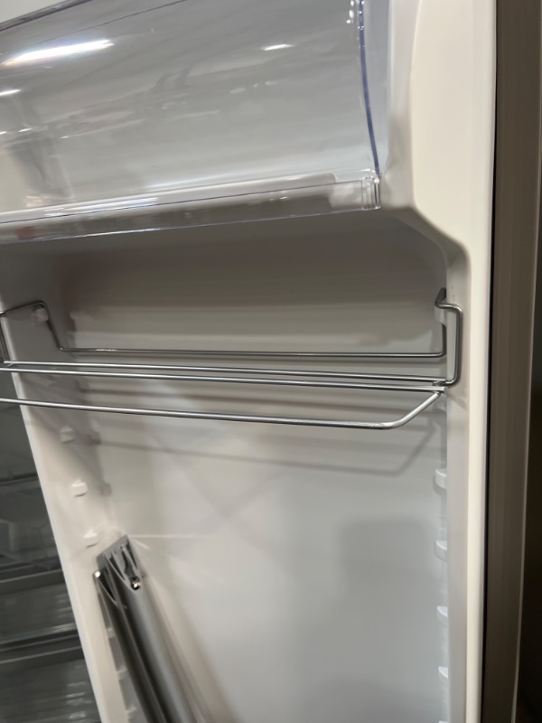 Photo 10 of Whirlpool 21.4-cu ft Side-by-Side Refrigerator with Ice Maker (Fingerprint Resistant Stainless Steel)