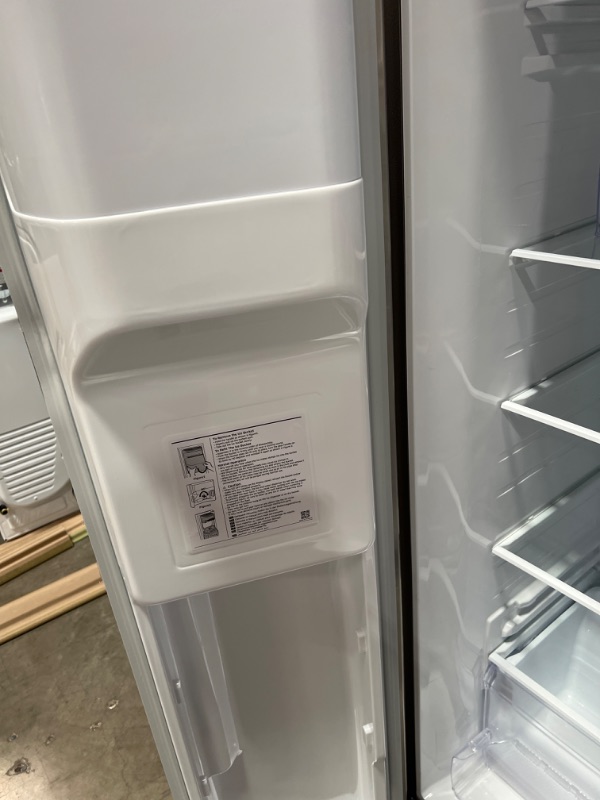 Photo 7 of Samsung 27.4-cu ft Side-by-Side Refrigerator with Ice Maker (Fingerprint Resistant Stainless Steel)