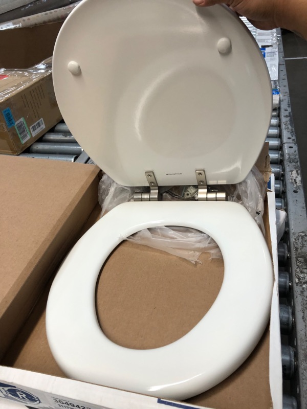 Photo 4 of * used * see images for damage *
Mansfield Wood White Round Soft Close Toilet Seat