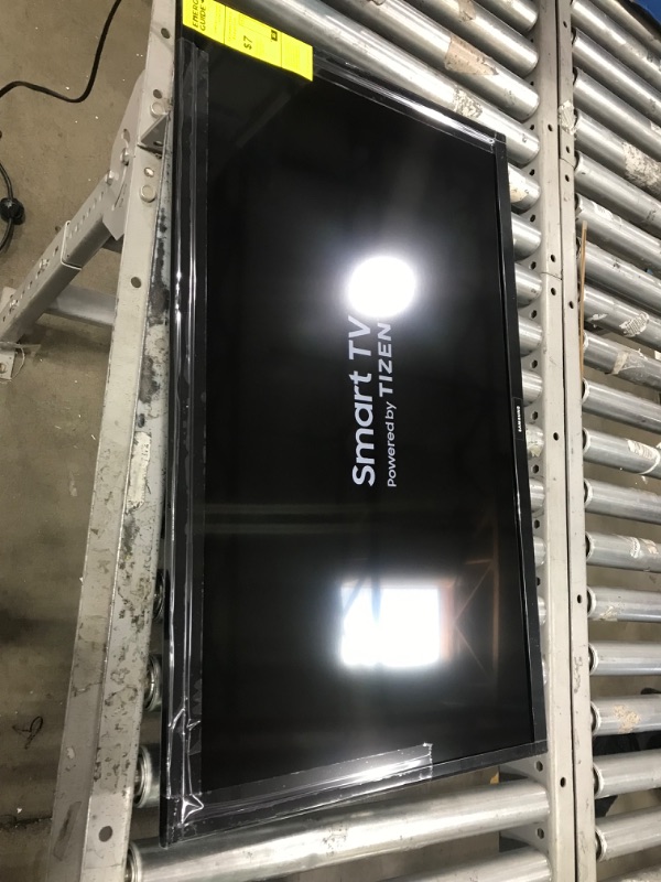 Photo 2 of SAMSUNG 32-inch Class LED Smart FHD TV 1080P (UN32N5300AFXZA, 2018 Model)