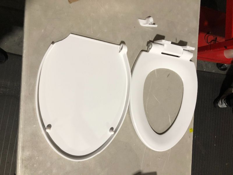 Photo 3 of ***HINGE DAMAGED - SEE NOTES***
Delta -Faucet Morgan Elongated Slow-Close White Toilet Seat with Non-Slip Seat Bumpers 811903-WH 