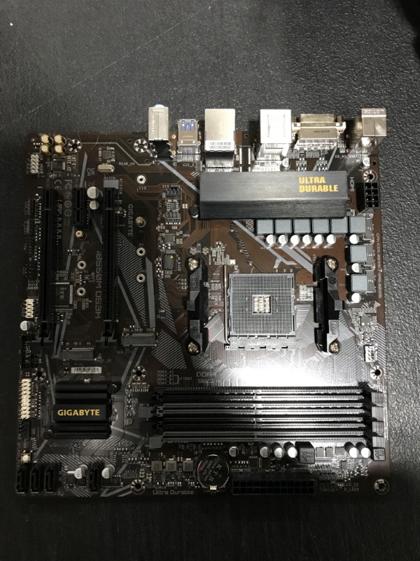 Photo 4 of GIGABYTE B550M DS3H AC (AM4 AMD/B550/Micro ATX/Dual M.2/SATA 6Gb/s/USB 3.2 Gen 1/PCIe 4.0/HMDI/DVI/DDR4/Motherboard)