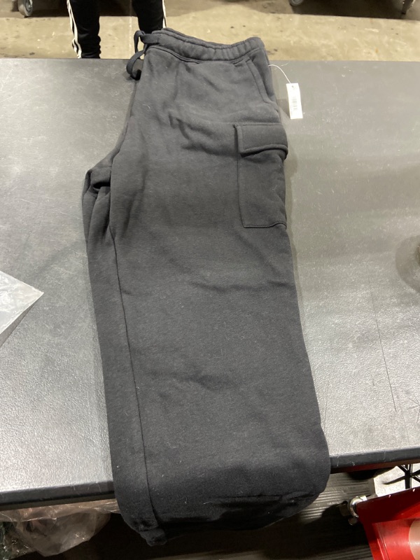 Photo 2 of Amazon Essentials Men's Cargo Fleece Sweatpant Large Black