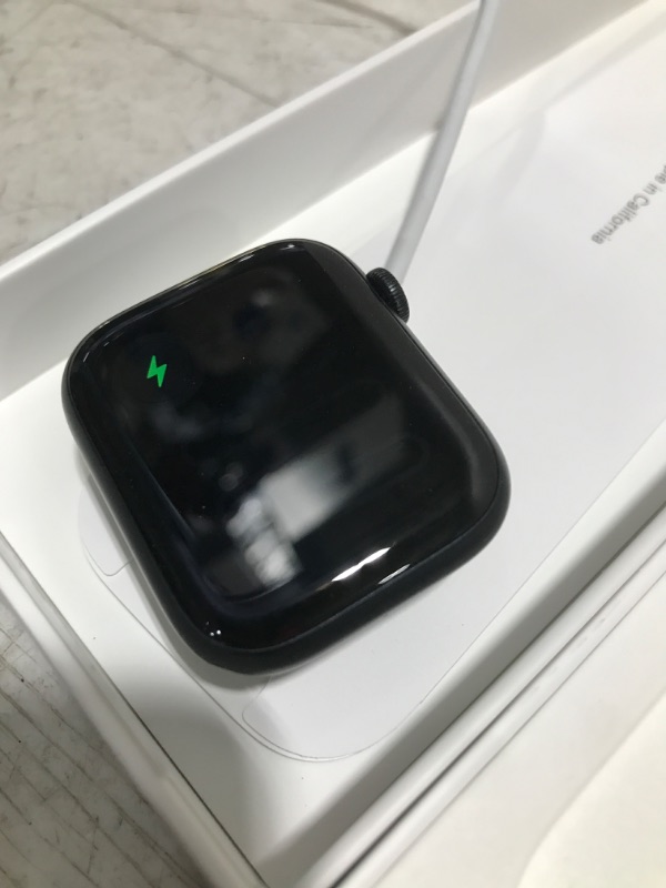 Photo 2 of Apple Watch Aluminum Series 7 (GPS + Cellular) - Size
45mm


