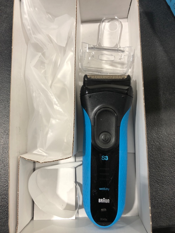 Photo 2 of Braun Series 3 Shaver, Wet & Dry, 3040s