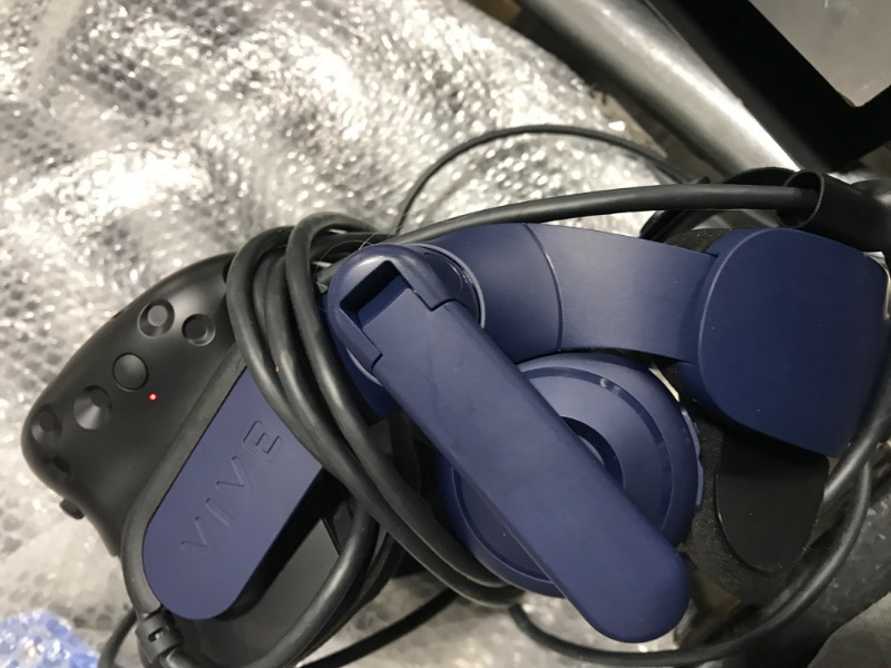 Photo 9 of VIVE Pro 2 Full Kit - Bundle