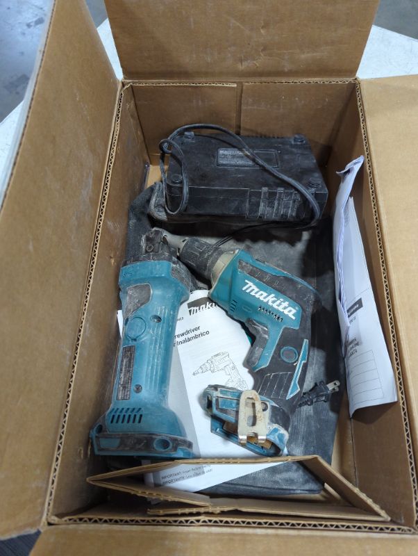 Photo 2 of "Makita XT255R 18-Volt 2-Tool Cordless Screwdriver and Cut-Out Tool Combo Kit"
