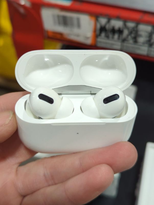 Photo 2 of Apple AirPods Pro (1st Generation)
