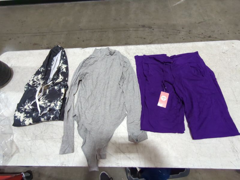 Photo 1 of 3pk of women's clothes - M