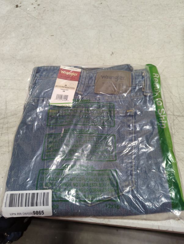 Photo 2 of "NEW" Wrangler Comfort Flex Denim Short
38