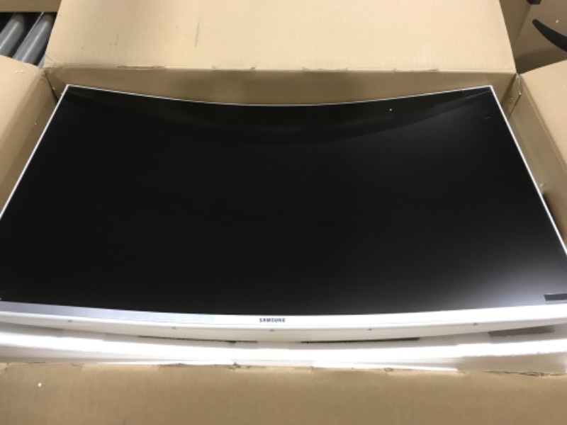 Photo 2 of Samsung 32" Class 4K UHD Curved Monitor - LU32R591CWNXZA (Renewed) https://a.co/d/4zXkkzq