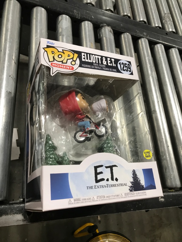 Photo 2 of Funko Pop! Moment: E.T. The Extra-Terrestrial - Elliot and E.T. Flying (Glow in The Dark), Multicolor, 50769--------DAMAGE TO BOX
