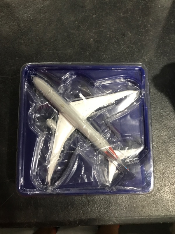 Photo 1 of GeminiJets GJAAL2088 American Boeing 787-9 Dreamliner N835AN; Scale 1:400