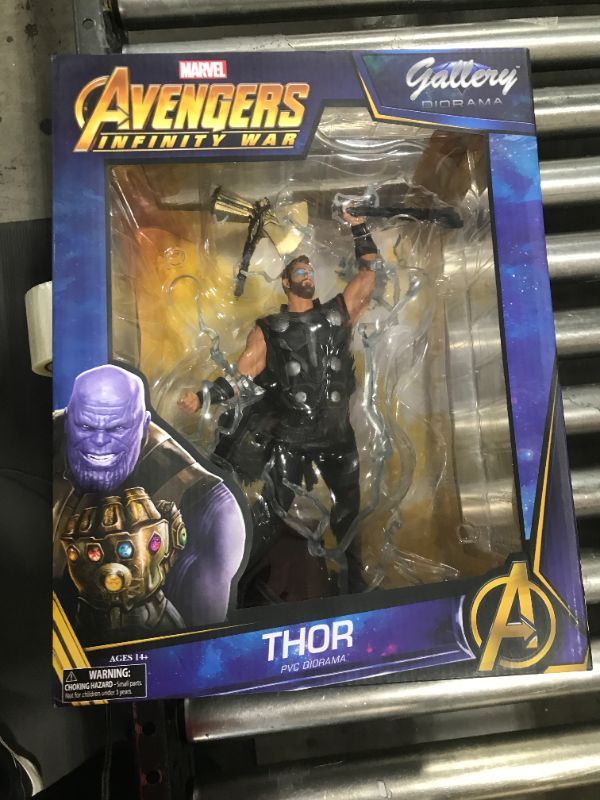 Photo 2 of DIAMOND SELECT TOYS Marvel Gallery: Avengers Infinity War Movie Thor PVC Diorama Figure, Standard, Black
