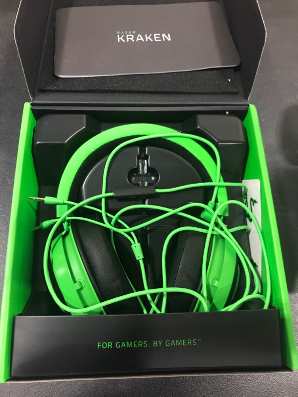 Photo 3 of Razer Kraken Gaming Headset: Lightweight Aluminum Frame, Retractable Noise Isolating Microphone, For PC, PS4, PS5, Switch, Xbox One, Xbox Series X & S, Mobile, 3.5 mm Audio Jack – Green
