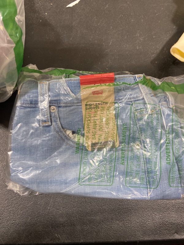 Photo 2 of Levi's Women's Mid Length Shorts Standard 31 Oahu Clouds (Waterless)