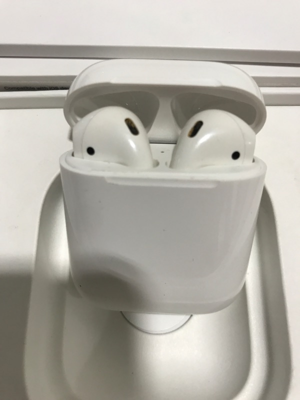 Photo 5 of Apple AirPods (2nd Generation) with Charging Case **SOUND QUALITY NOT IDEAL** 

