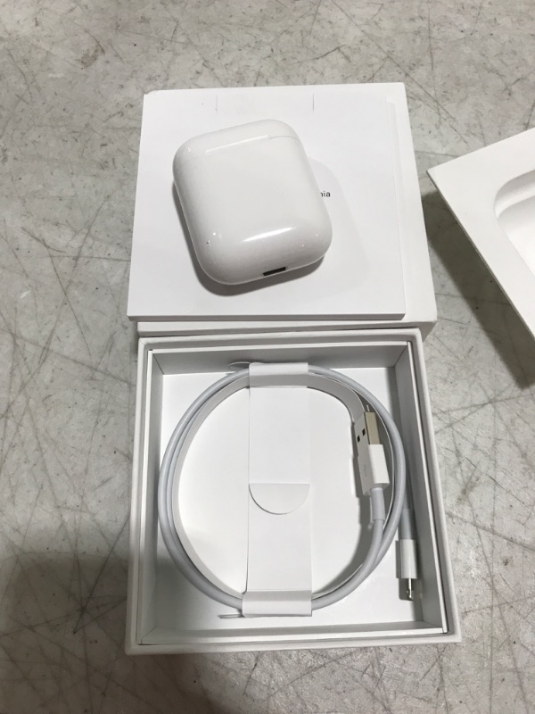 Photo 4 of Apple AirPods (2nd Generation) with Charging Case **SOUND QUALITY NOT IDEAL** 

