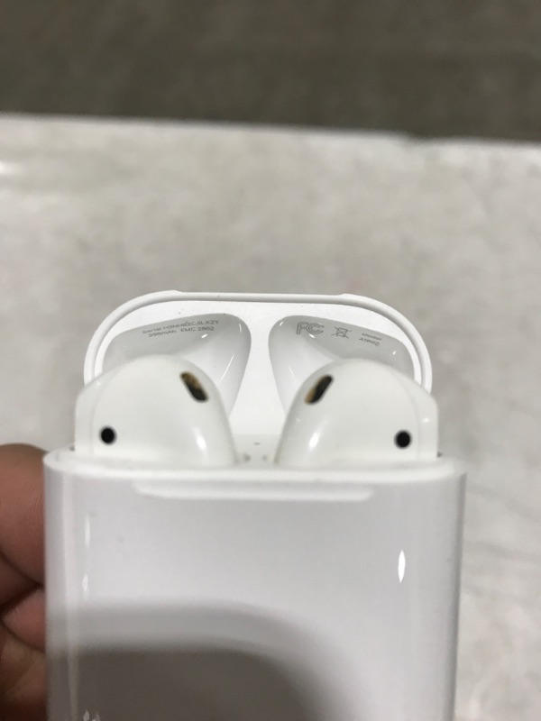 Photo 6 of Apple AirPods (2nd Generation) with Charging Case

