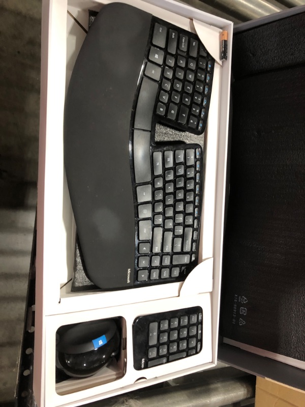 Photo 1 of MICROSOFT L5V-00001 (055) Keyboard and mouse