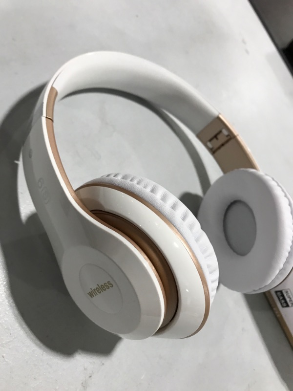 Photo 2 of WHITE\ROSEGOLD WIRLESS HEADPHONES 