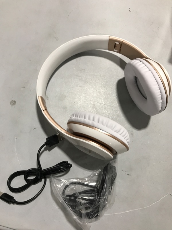 Photo 1 of WHITE\ROSEGOLD WIRLESS HEADPHONES 