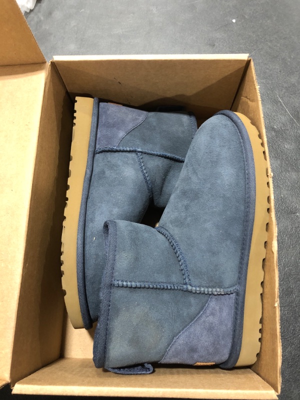 Photo 2 of SIZE 8 UGG Women's Classic