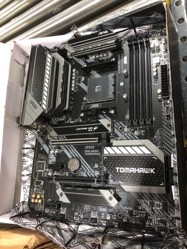 Photo 2 of MSI MAG B550 TOMAHAWK Gaming Motherboard (AMD AM4, DDR4, PCIe 4.0, SATA 6Gb/s, M.2, USB 3.2 Gen 2, HDMI/DP, ATX, AMD Ryzen 5000 Series processors)
