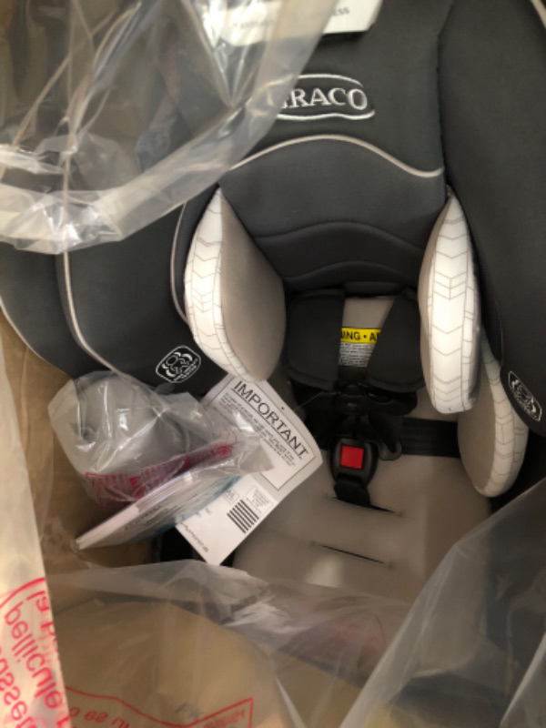 Photo 1 of Graco Extend2Fit Convertible Car Seat 