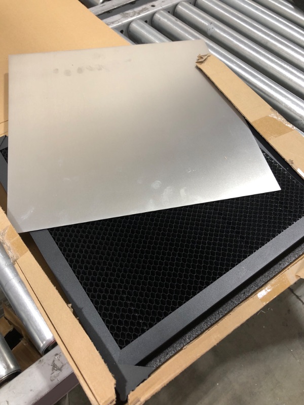 Photo 3 of 400 * 400mm Honeycomb Laser Bed Honeycomb Working Table Laser Honeycomb for CO2 or Laser Engraver Cutting Machine with Aluminum Plate with Engraving Materials With engraving materials 400*400mm