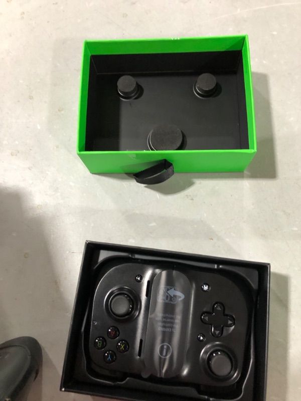 Photo 2 of Razer Kishi Mobile Game Controller / Gamepad for Android USB-C: Xbox Game Pass Ultimate, xCloud, Stadia, GeForce NOW, Luna - Passthrough Charging - Low Latency Phone Controller Grip - Samsung, Pixel Controller For Android
