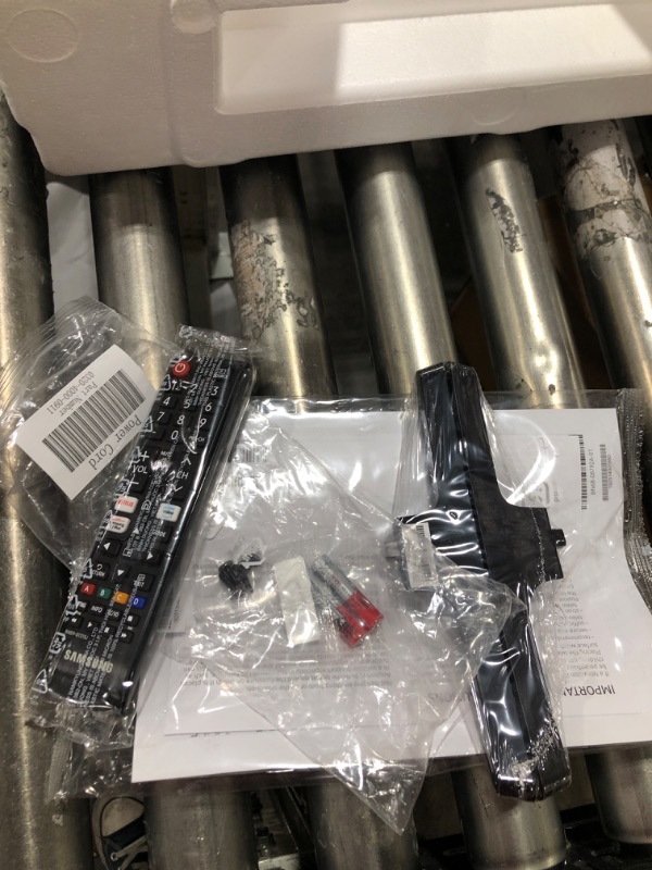 Photo 1 of SAMSUNG 32-inch Class LED Smart FHD TV 1080P (UN32N5300AFXZA, 2018 Model)