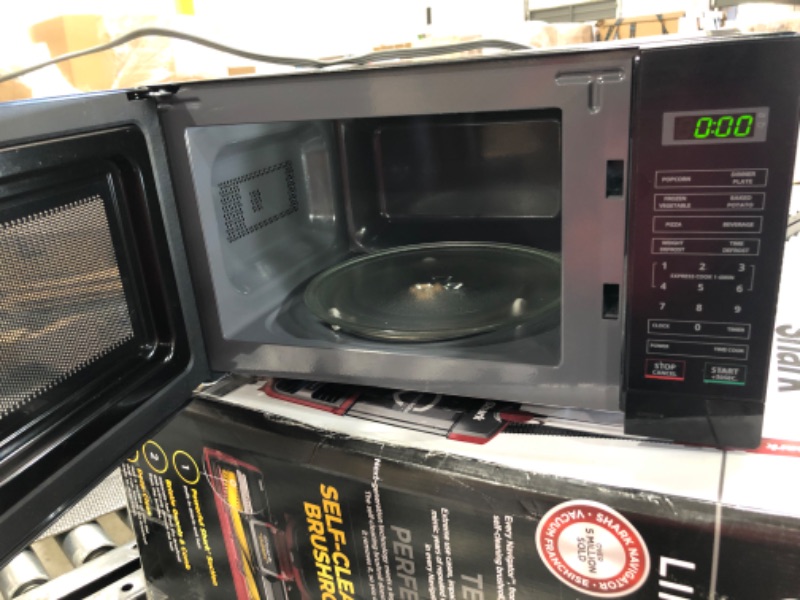 Photo 2 of 0.7 cu. ft. 700-Watt Countertop Microwave in Black(check photos(comments)