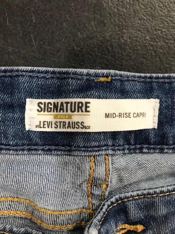 Photo 2 of (16) Signature by Levi Strauss & Co. Gold Women's Mid-Rise Slim Fit Capris