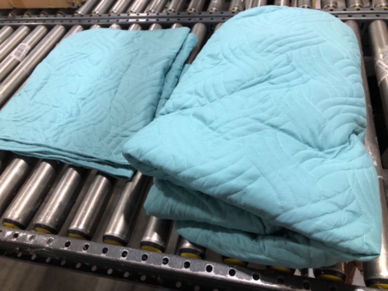 Photo 2 of  Queen Quilt Bedding Set - Lightweight Summer Quilt Full/Queen (Includes 1 Quilt, 2 Pillow Shams) Blue
