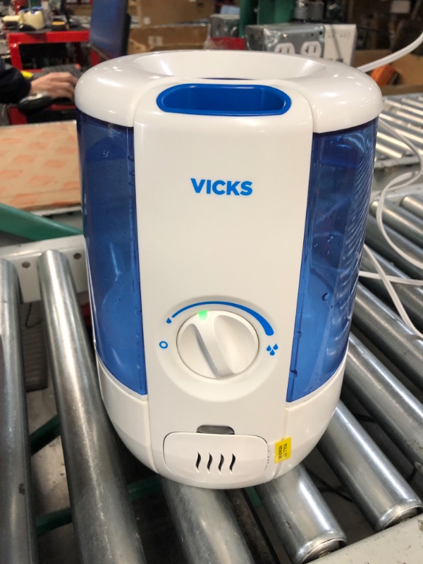 Photo 4 of ***USED - DIRTY - SCRATCHED - POWERS ON - UNABLE TO TEST FURTHER***
Vicks Filter-Free CoolRelief Cool Mist Humidifier, Medium Room, 1.2 Gallon Tank – Visible, Medicated Ultrasonic 