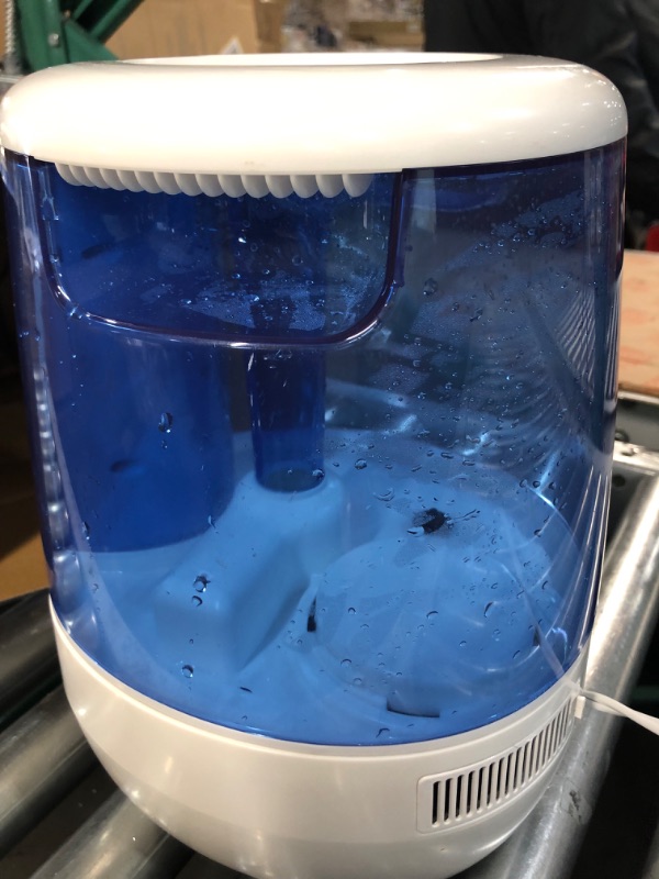 Photo 2 of ***USED - DIRTY - SCRATCHED - POWERS ON - UNABLE TO TEST FURTHER***
Vicks Filter-Free CoolRelief Cool Mist Humidifier, Medium Room, 1.2 Gallon Tank – Visible, Medicated Ultrasonic 