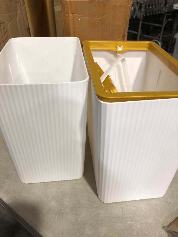 Photo 2 of * used * see images *
IEEK 2 Pack Small Trash Can with Lid,10L/2.64 Gallon Garbage