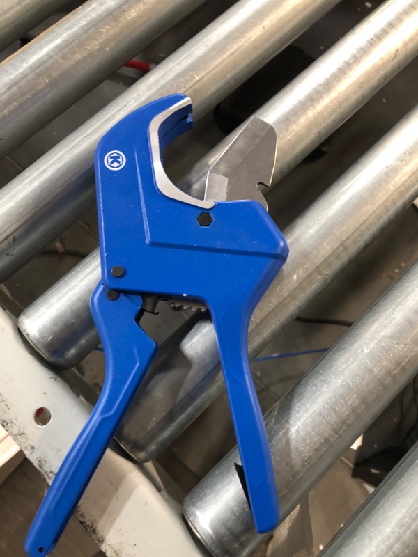 Photo 3 of WORKPRO Ratchet PVC Pipe Cutter Tool, Cuts up to 2-1/2" PEX, PVC, PPR and Plastic Hoses, Pipe Cutters with Sharp 5Cr15MoV Stainless Steel Blades, Suitable for Home Repairs and Plumbers 2-1/2"(63mm)