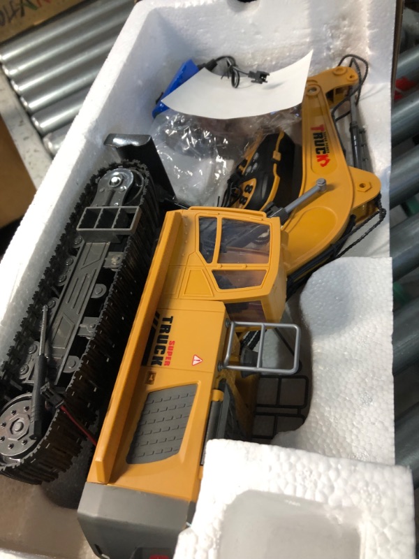 Photo 2 of 2FUN Remote Control Bulldozer Toys for Boys, Remote Control Bulldozer with Metal Dozer Blade, Toys for Boys 3-5 4-7 8-12 Year Old Kids Christmas Birthday Gift