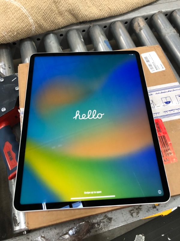 Photo 4 of Apple iPad Pro 12.9-inch (6th Generation): with M2 chip, Liquid Retina XDR Display, 256GB, Wi-Fi 6E, 12MP front/12MP and 10MP Back Cameras, Face ID, All-Day Battery Life – Silver
