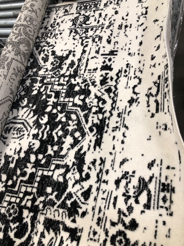 Photo 1 of 5ft x7ft area rug 