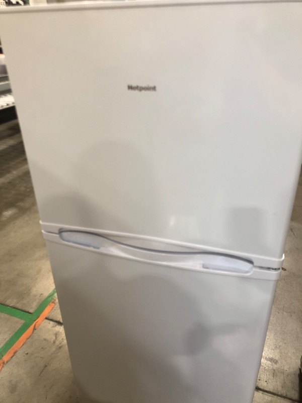 Photo 6 of Hotpoint 9.7-cu ft Top-Freezer Refrigerator (White)