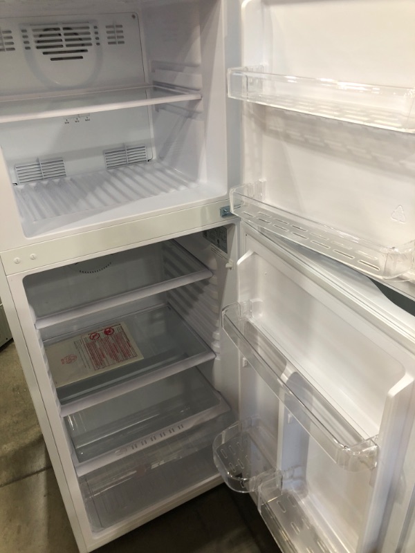 Photo 2 of Hotpoint 9.7-cu ft Top-Freezer Refrigerator (White)