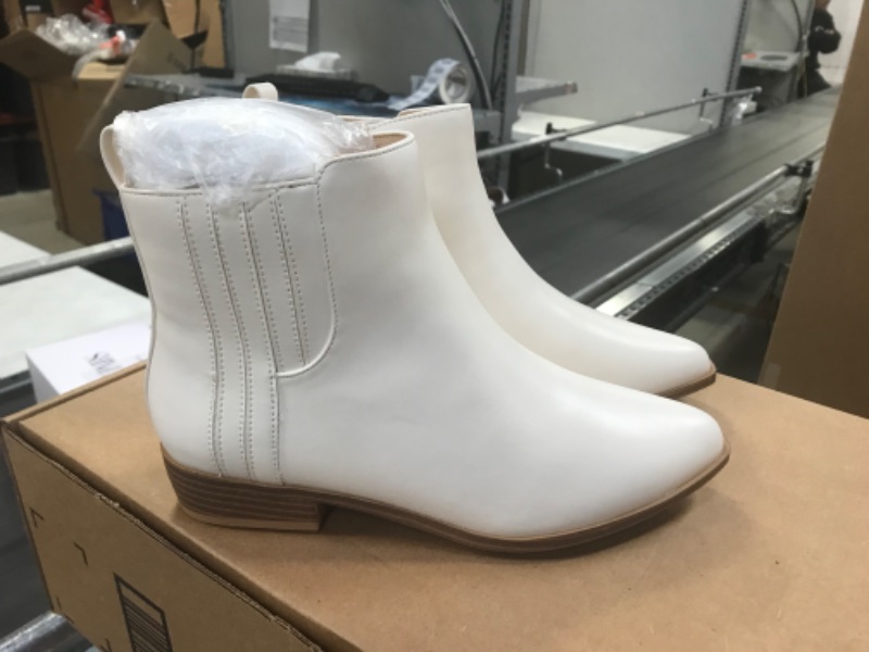 Photo 1 of WOMEN'S LOW HEEL WHITE ANKLE BOOT ****SIZE 3****