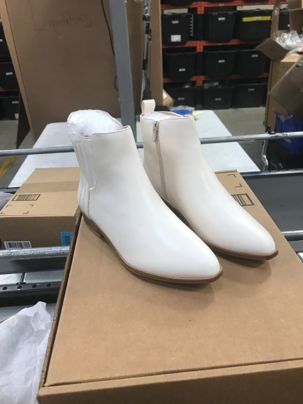 Photo 2 of WOMEN'S LOW HEEL WHITE ANKLE BOOT ****SIZE 3****