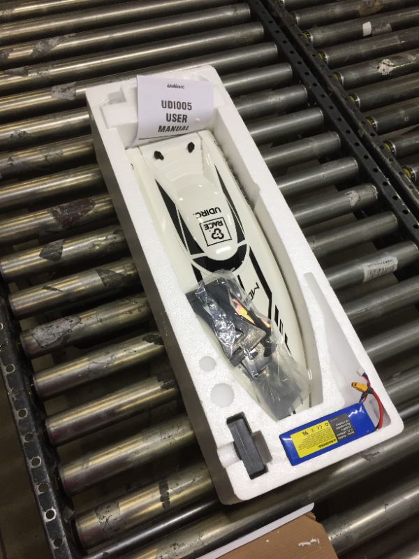 Photo 1 of Cheerwing RC Brushless 30 MPH High Speed Boat Large Racing Remote Control Boat for Adults Kids Off-white+black