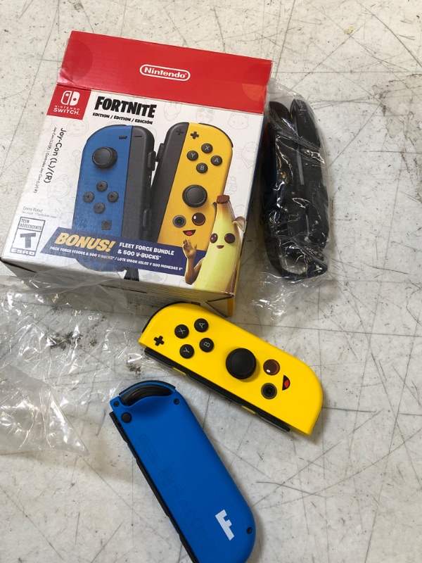 Photo 4 of Nintendo Joy-Con (L)/(R) Fortnite Fleet Force Bundle - Nintendo Switch
